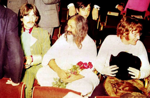 Hôtel Hilton, Londres 24 Aout 1967, from left to right : George Harrison, Maharishi, and John Lennon